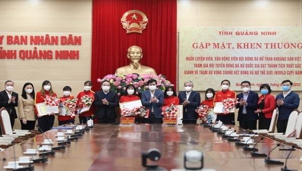 Lãnh đạo tỉnh Quảng Ninh và TKV tặng bằng khen cùng tiền thưởng cho HLV và các cầu thủ.