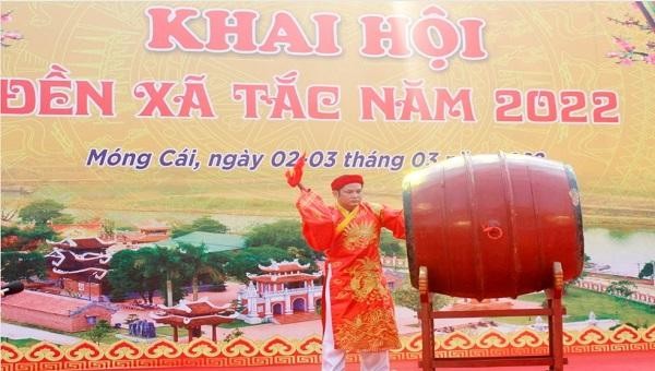 Phó Chủ tịch Thường trực UBND TP Móng Cái Đỗ Văn Tuấn, Trưởng Ban Tổ chức lễ hội đền Xã Tắc phát biểu và gióng trống khai hội.