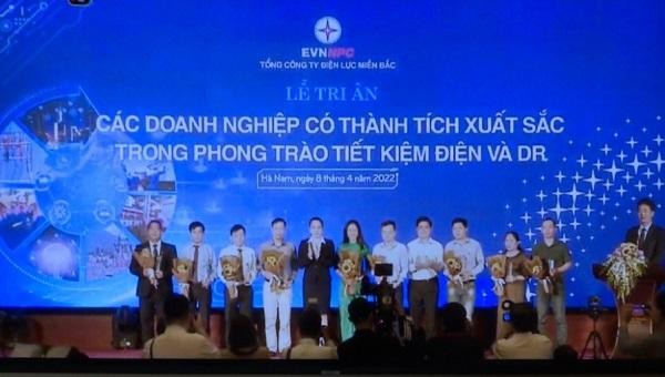 Tổng Công ty Điện lực miền Bắc trao quà tri ân cho 10 doanh nghiệp tiêu biểu đã có thành tích xuất sắc trong phong trào tiết kiệm điện.