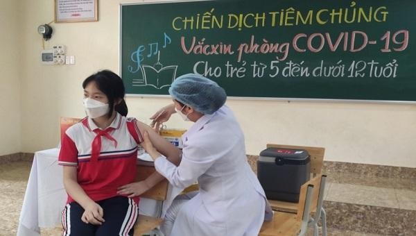 Các học sinh khối 6 của trường THCS Trần Quốc Toản, TP Hạ Long, đủ điều kiện được tiêm chủng ngay sau lễ phát động.