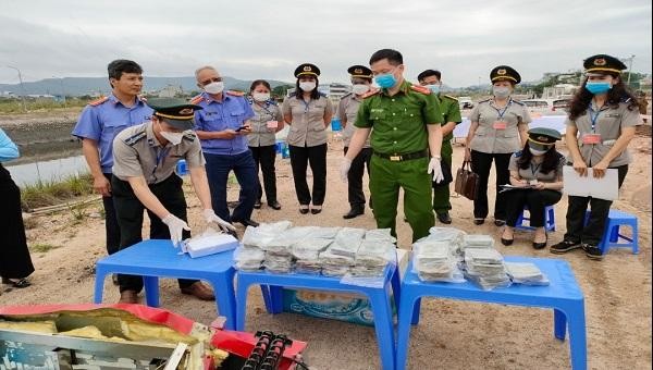 Lực lượng chức năng kiểm tra niêm phong và kiểm đếm vật chứng tại chỗ trước khi tiêu hủy.