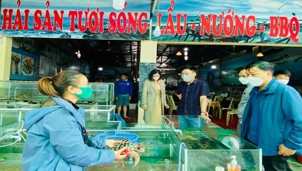 Đoàn công tác kiểm tra các mặt hàng hải sản tươi sống tại nhà hàng Đảo Ngọc.