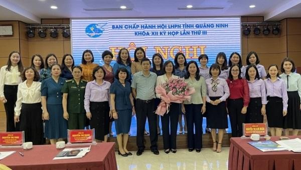 Các đại biểu tặng hoa chúc mừng tân Chủ tịch Hội LHPN tỉnh Quảng Ninh khóa XII, nhiệm kỳ 2021 - 2026.