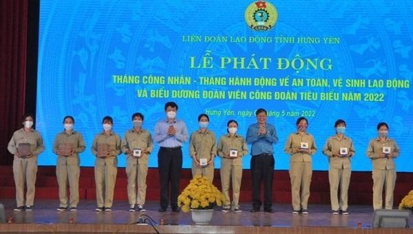 Lãnh đạo liên đoàn Lao động Việt Nam và tỉnh Hưng Yên tặng quà cho các công nhân.