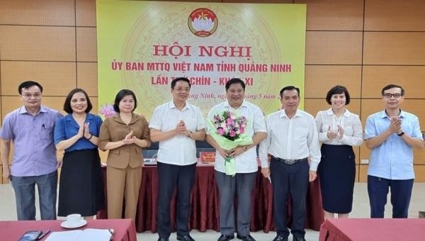 Tân Phó Chủ tịch Ủy ban MTTQ Việt Nam tỉnh Quảng Ninh Đỗ Khánh Tùng khóa XI, nhiệm kỳ 2019. – 2024 nhận hoa chúc mừng.