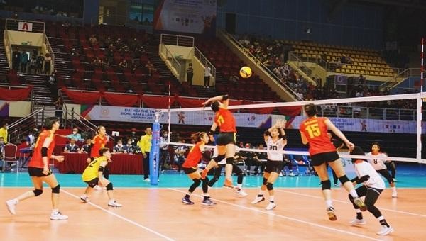 Các cầu thủ đội tuyển bóng chuyền nữ Việt Nam thi đấu quyết tâm.