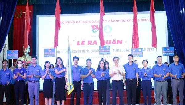 Phó Chủ tịch UBND tỉnh Hưng Yên trao Cờ lệnh Chiến dịch tình nguyện hè 2022 cho các cấp bộ Đoàn trong tỉnh.