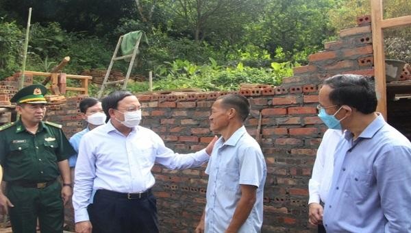 Bí thư tỉnh Quảng Ninh kiểm tra thực tế việc hỗ trợ nhà ở cho hộ ông Nông Xuân Sơn, thôn Chè Phạ, xã Đồng Tâm.