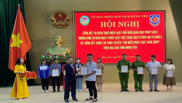 Lãnh đạo tỉnh Hưng Yên trao giải cho các thí sinh xuất sắc trong Cuộc thi trực tuyến “Tìm hiểu pháp luật năm 2022”.