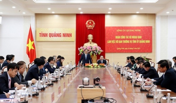 Quang cảnh buổi làm việc.