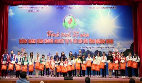 Hội Bảo trợ NKT&TMC Việt Nam trao 25 suất học bổng thuộc Chương trình Uprace 2022 cho các em học sinh mồ côi, khuyết tật, học sinh nghèo, có hoàn cảnh khó khăn trên địa bàn tỉnh.