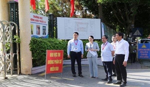 Bộ trưởng Bộ Giáo dục và Đào tạo Nguyễn Kim Sơn kiểm tra công tác đảm bảo an ninh khu vực điểm thi trường THPT Uông Bí.