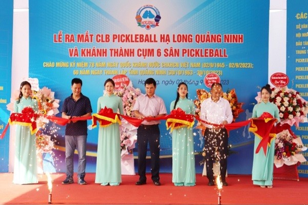 Đại biểu tham gia cắt băng khánh thành cụm 6 sân Pickelball ở TP Hạ Long.