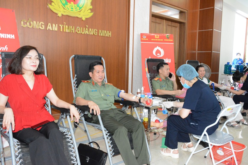 Thiếu tướng Đinh Văn Nơi - Giám đốc Công an tỉnh Quảng Ninh và các đại biểu tham gia hiến máu tình nguyện.