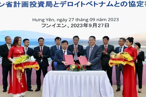 Lãnh đạo tỉnh Hưng Yên trao giấy Chứng nhận đầu tư cho 14 doanh nghiệp Nhật Bản.