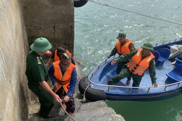 Các ngư dân được lực lượng Biên phòng đảo Trần cứu hộ và đưa lên bờ an toàn.