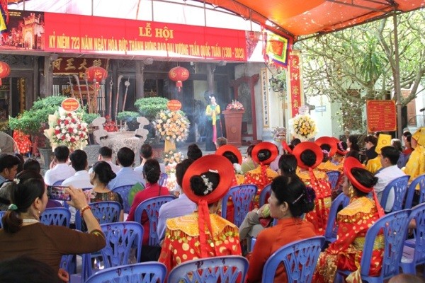 Các đại biểu và du khách dự khai mạc lễ hội truyền thống đền Trần.