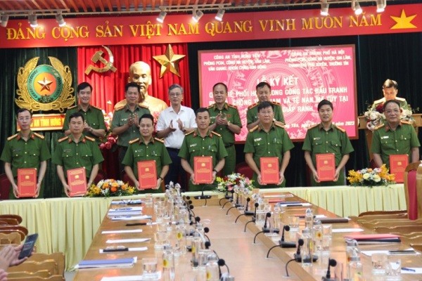 Đại diện Công an các huyện giáp ranh giữa tỉnh Hưng Yên - TP Hà Nội ký kết Quy chế phối hợp.