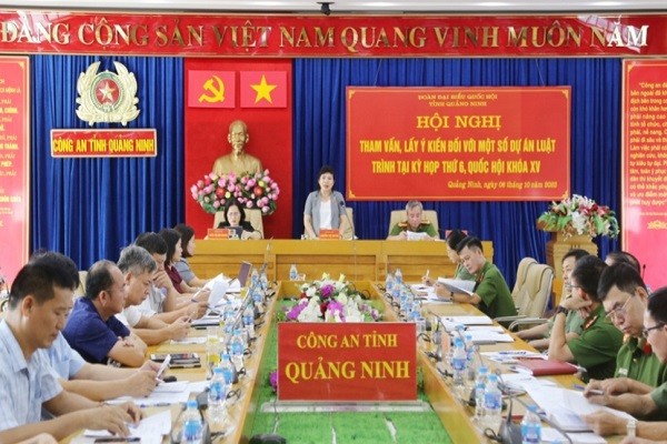 Phó Trưởng Đoàn ĐBQH tỉnh Quảng Ninh Nguyễn Thị Thu Hà chủ trì Hội nghị.