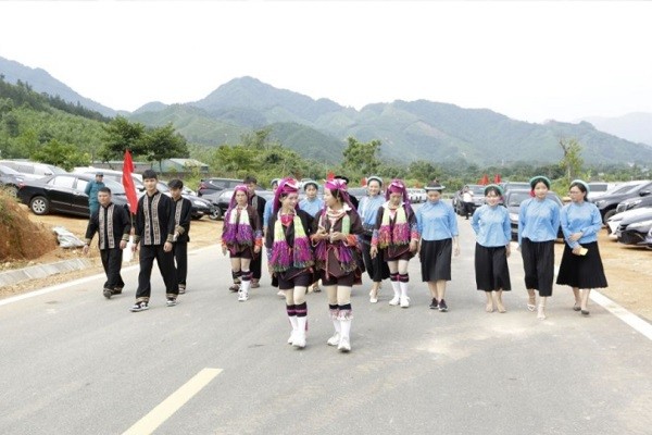 Nhân dân thuộc xã biên giới Bắc Sơn, TP Móng Cái, phấn khởi đi trên con đường mới (2023).