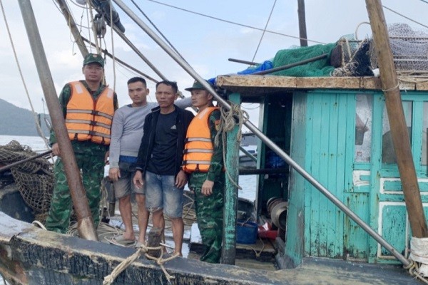 Hai ngư dân khi được Đồn Biên phòng Trà Cổ vớt lên tàu thành công.