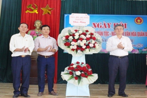 Phó Chủ tịch tỉnh Hưng Yên Nguyễn Duy Hưng (bên phải), tặng hoa chúc mừng Khu dân cư Lương Trụ.