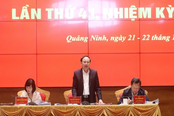 Bí thư, Chủ tịch HĐND tỉnh Quảng Ninh Nguyễn Xuân Ký chủ trì hội nghị.