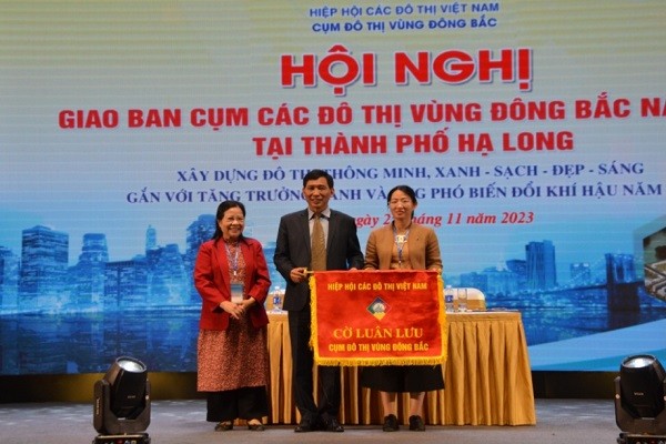 Lãnh đạo TP Hạ Long (đứng giữa), trao cờ luân lưu cho lãnh đạo TP Thái Nguyên, đơn vị đăng cai hội nghị giao ban năm 2024.