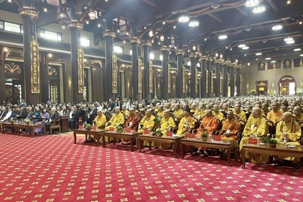 Các đại biểu cùng hàng nghìn tăng ni, phật tử đến tham dự Đại lễ tưởng niệm 715 năm Phật hoàng Trần Nhân Tông nhập niết bàn.
