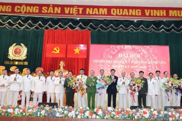 Lãnh đạo tỉnh Hưng Yên, lãnh đạo Hội Cựu CAND Việt Nam tặng hoa chúc mừng Ban Chấp hành Hội Cựu CAND tỉnh Hưng Yên, nhiệm kỳ 2023 – 2028.