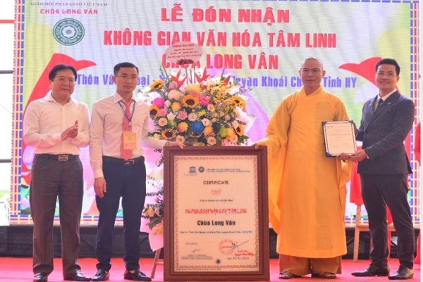 Liên hiệp các Hội UNESCO Việt Nam trao chứng nhận “Không gian văn hoá tâm linh chùa Long Vân”.