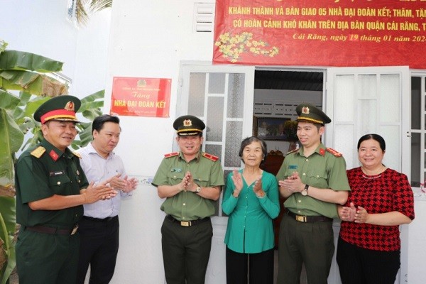 Thiếu tướng Đinh Văn Nơi cùng lãnh đạo UBND quận Cái Răng trao nhà Đại đoàn kết cho hộ bà Nguyễn Thị Việt.