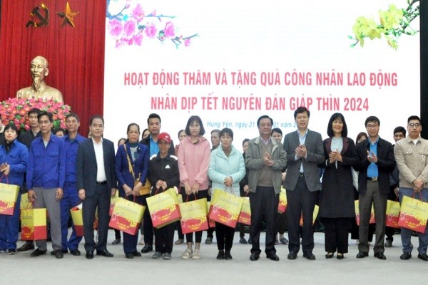Bộ trưởng Bộ Nông nghiệp và Phát triển nông thôn tặng quà công nhân lao động tại Hưng Yên. 