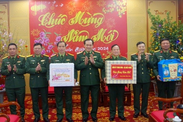 Thượng tướng Vũ Hải Sản tặng quà, chúc Tết tại Bộ CHQS tỉnh Quảng Ninh.