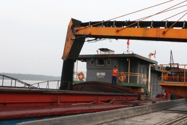 Công ty Kho vận và Cảng Cẩm Phả bốc rót tiêu thụ những tấn than đầu tiên trong năm mới Giáp Thìn.