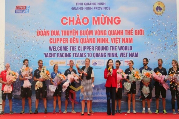 Phó Chủ tịch UBND tỉnh Quảng Ninh Nguyễn Thị Hạnh (áo đỏ) tặng hoa chúc mừng thuyền trưởng của 11 đội đua.