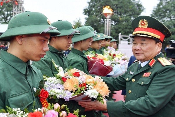 Thượng tướng Hoàng Xuân Chiến tặng hoa, động viên các tân binh.