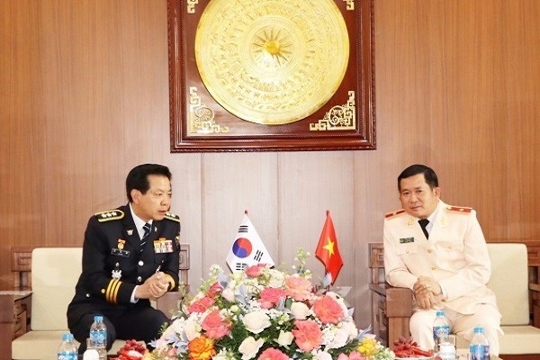 Thiếu tướng Đinh Văn Nơi, Giám đốc Công an tỉnh Quảng Ninh tiếp xã giao ngài Kim HuiJung, Giám đốc cơ quan Cảnh sát TP Incheon (Hàn Quốc).
