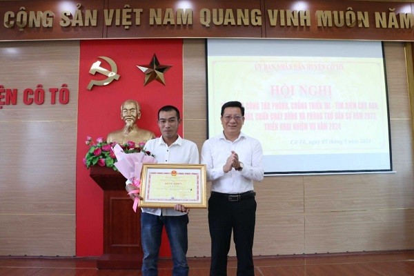 Thừa uỷ quyền, Bí thư, Chủ tịch UBND huyện Cô Tô Nguyễn Việt Dũng trao tặng Bằng khen của của Chủ tịch UBND tỉnh cho ngư dân Vũ Văn Quý.
