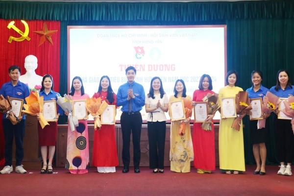 Lãnh đạo tỉnh Đoàn Hưng Yên trao chứng nhận cho các Nhà giáo trẻ tiêu biểu.