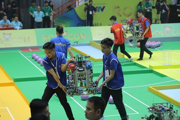 Đội tuyển của Trường đại học Sư phạm Kỹ thuật Hưng Yên hiệu chỉnh robot trước khi thi đấu.