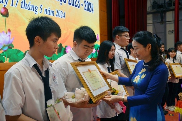 Giám đốc Sở GD-ĐT tỉnh Quảng Ninh Nguyễn Thị Thúy, trao Bằng khen của Bộ GD-ĐT cho các học sinh tiêu biểu năm học 2023-2024.