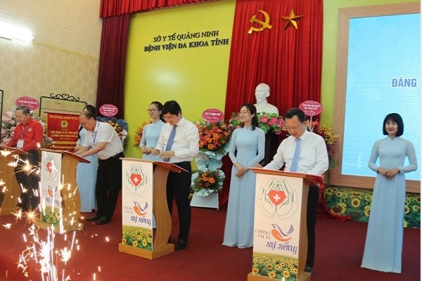 Ngay trong chương trình, Chủ tịch UBND tỉnh Quảng Ninh Cao Tường Huy (ngoài cùng bên phải), cùng nhiều đại biểu đã tiên phong đăng ký hiến mô, tạng. 