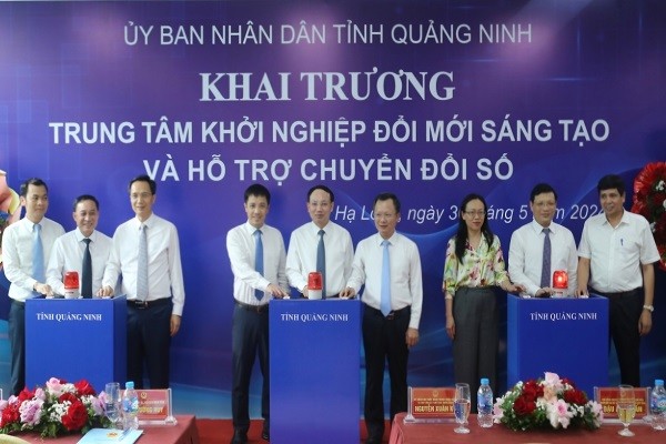 Các đại biểu bấm nút khai trương Trung tâm khởi nghiệp đổi mới sáng tạo và hỗ trợ chuyển đổi số.