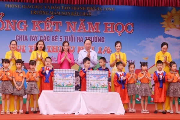 Bí thư, Chủ tịch HĐND tỉnh Quảng Ninh Nguyễn Xuân Ký, thăm, tặng quà các cháu Trường Mầm non Bãi Cháy (TP Hạ Long).