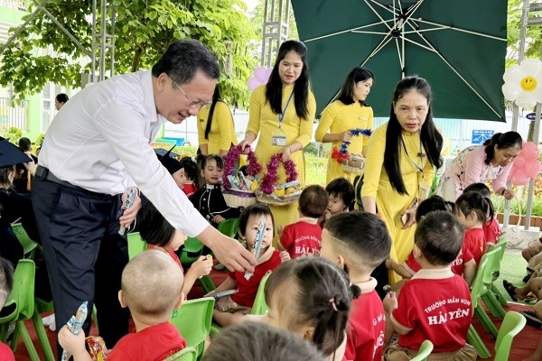 Chủ tịch UBND tỉnh Quảng Ninh Cao Tường Huy, trò chuyện, tặng quà, các cháu trường Mầm non Hải Yên, TP Móng Cái.