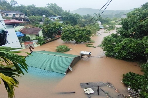 1 nhà dân bị ngập 3m do mưa lớn.