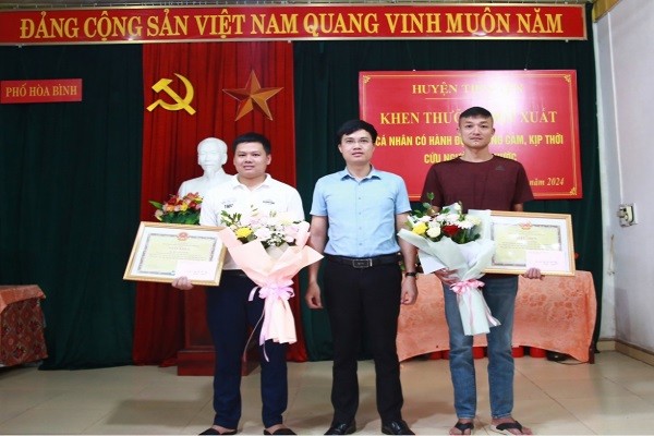 UBND huyện Tiên Yên khen thưởng cho anh Bùi Văn Cương và Bùi Xuân Cường.