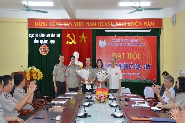 Lãnh đạo Cục Thi hành án dân sự tỉnh Quảng Ninh, chúc mừng Ban Chấp hành Chi hội.