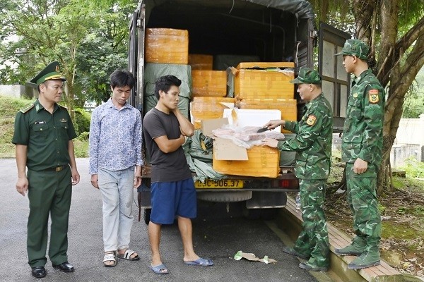 Bộ đội biên phòng tỉnh Quảng Ninh bắt giữ hàng hóa không rõ nguồn gốc.